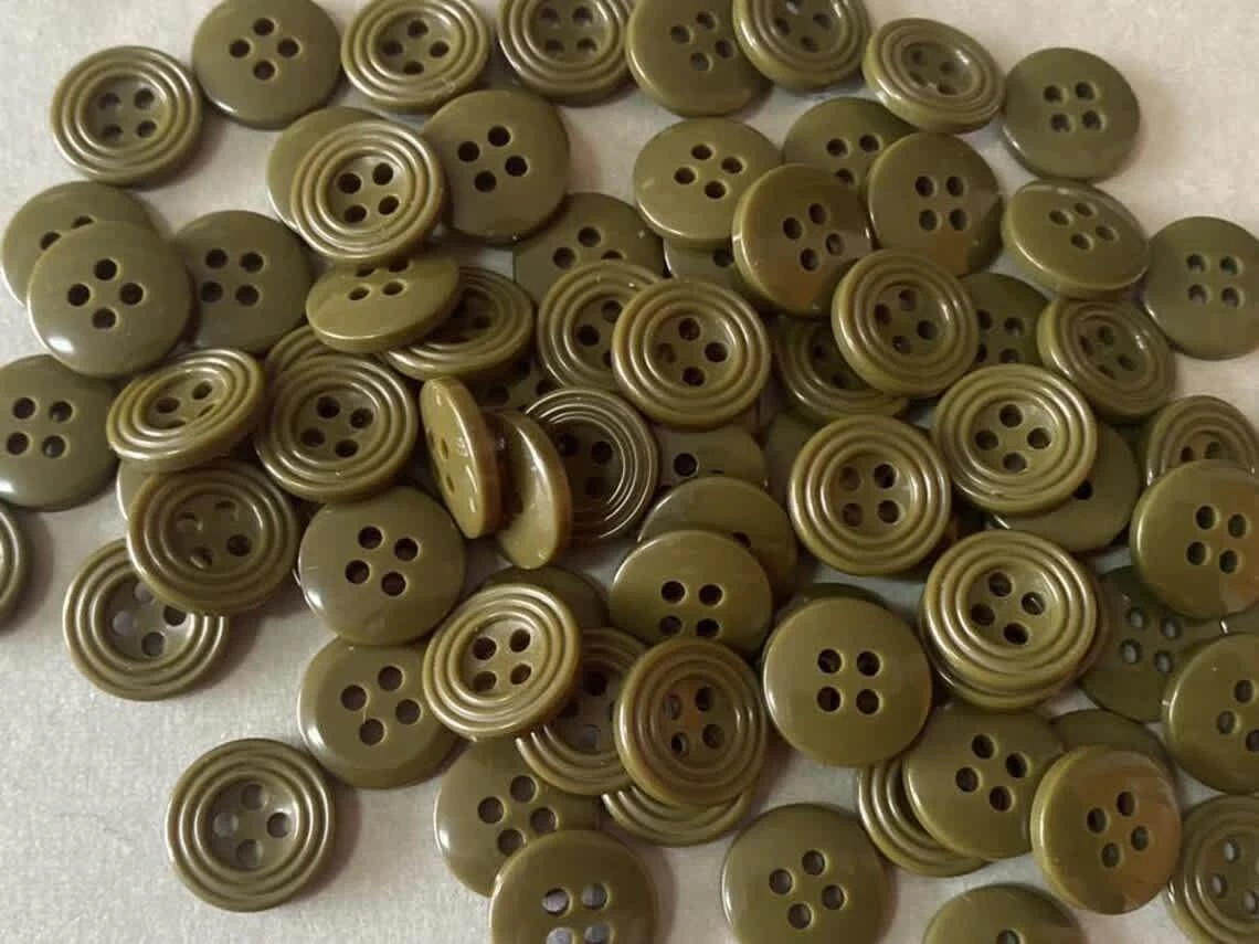 Conjunto de 50 botões vintage verde-oliva • Botões de costura de plástico